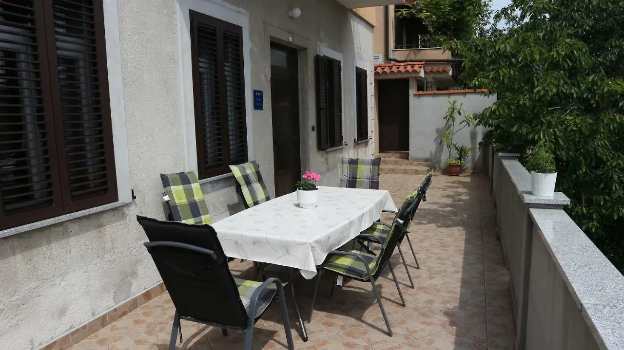 Apartments Komel Οπατία